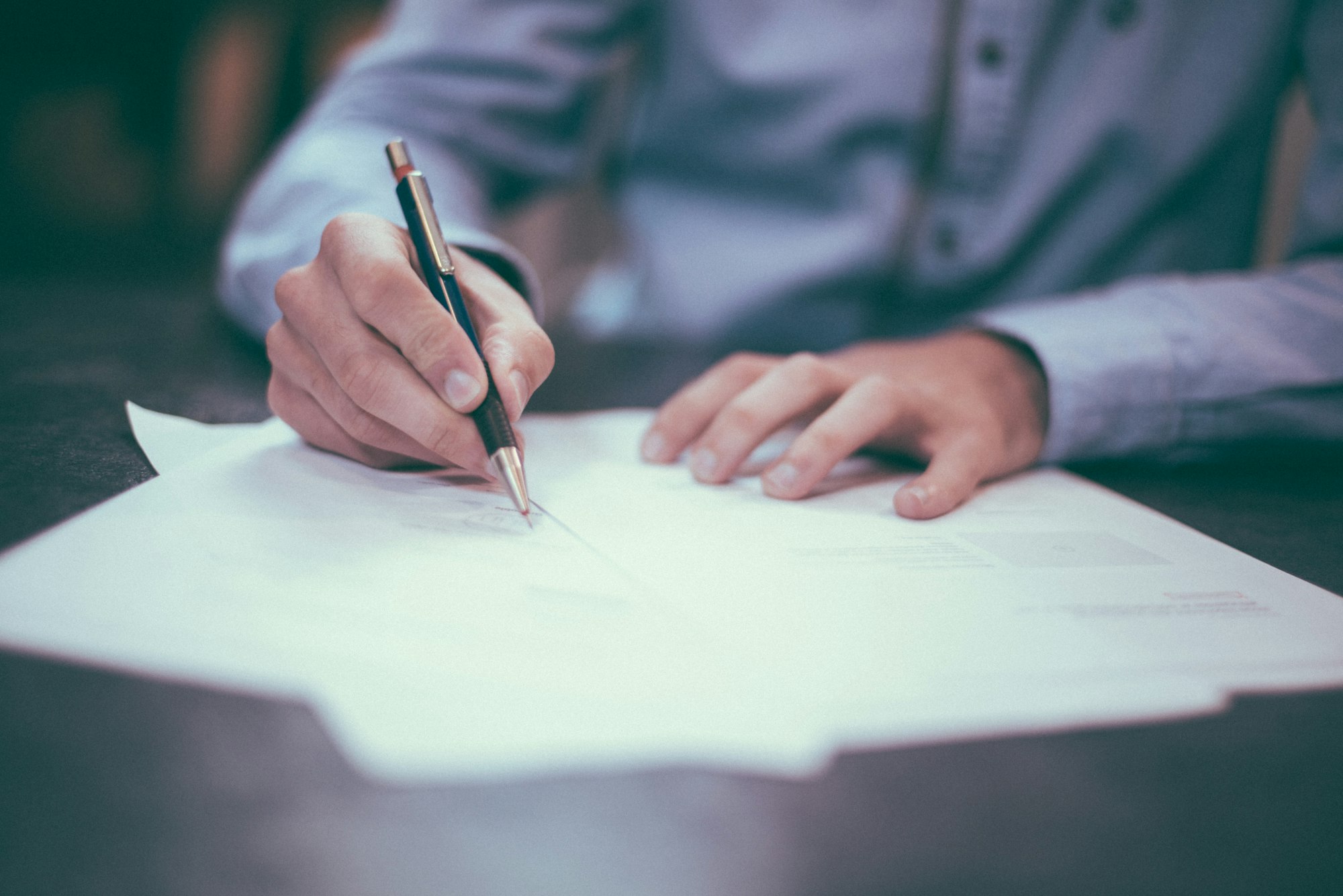 Expedientes y documentos en papel sobre un escritorio, listos para digitalizar