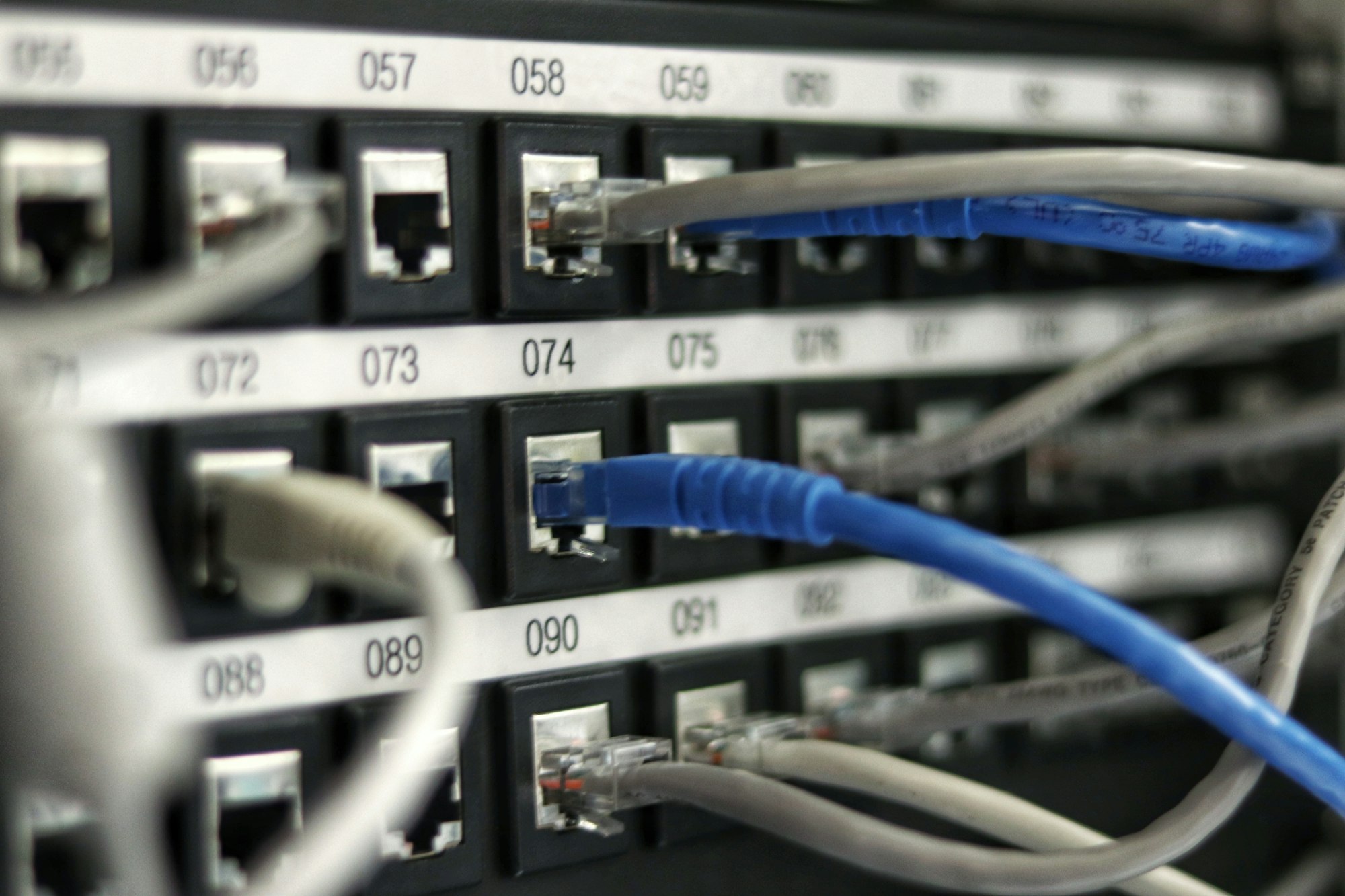 Cables de red conectados en una sala de servidores