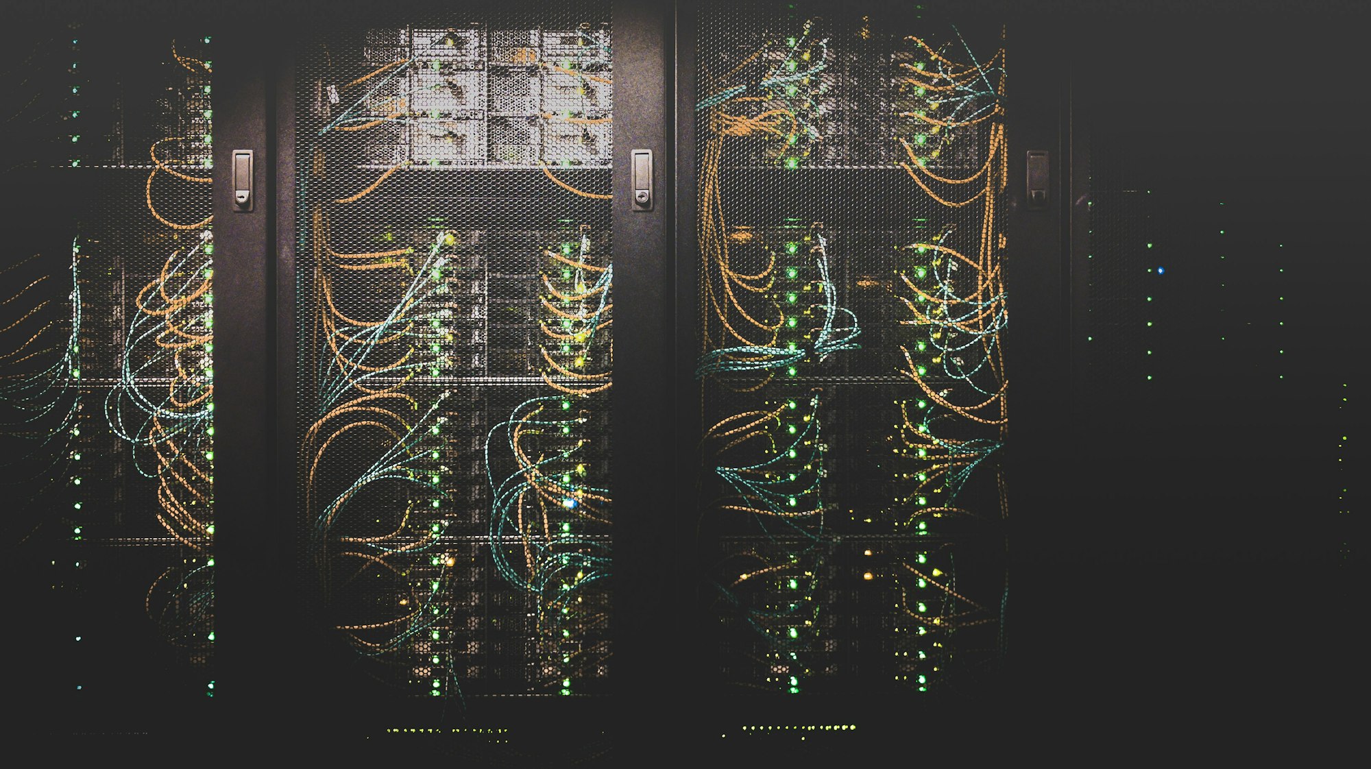 Racks de servidores en un centro de datos donde se procesan datos de PI