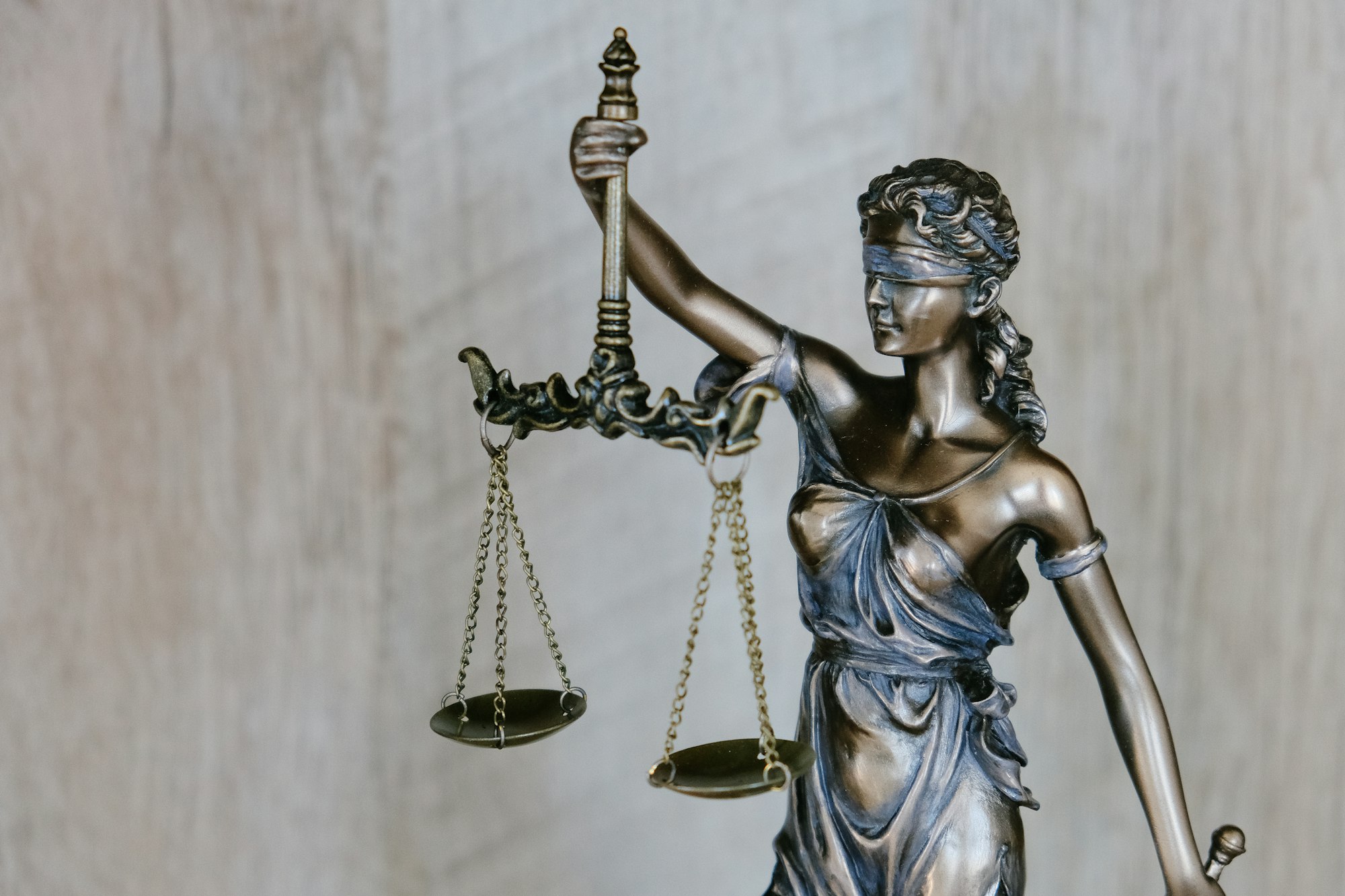 Mazo y libros de derecho, símbolo de oposiciones y plazos legales de PI